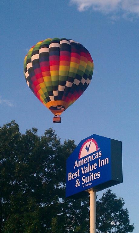 Americas Best Value Inn And Suites Overland Park Eksteriør billede